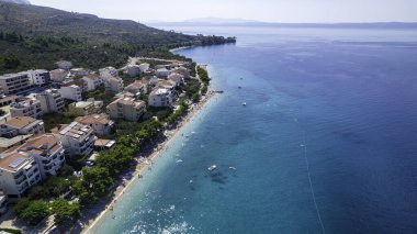 Hırvatistan 'ın Makarska Riviera, Dalmaçya bölgesindeki Brela ve Punta Rata plajlarının hava manzarası