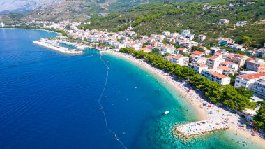 Hırvatistan 'ın Makarska Riviera, Dalmaçya bölgesindeki Brela ve Punta Rata plajlarının hava manzarası