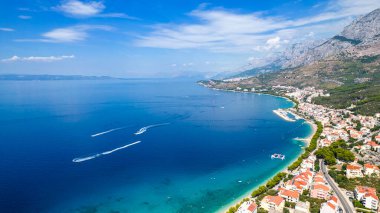 Adriyatik Denizi 'nin çekici sabah deniz manzarası. Ünlü tatil beldesi Tucepi, Hırvatistan, Avrupa 'daki küçük plajın muhteşem yaz manzarası. Akdeniz ülkelerinin güzel dünyası.
