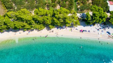 Hırvatistan 'ın Makarska Riviera, Dalmaçya bölgesindeki Brela ve Punta Rata plajlarının hava manzarası