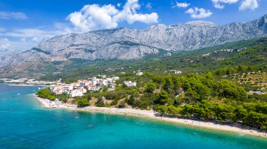 Hırvatistan 'ın Makarska Riviera, Dalmaçya bölgesindeki Brela ve Punta Rata plajlarının hava manzarası