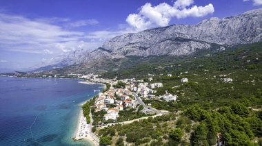 Hırvatistan 'ın Makarska Riviera, Dalmaçya bölgesindeki Brela ve Punta Rata plajlarının hava manzarası