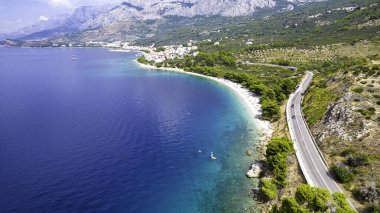 Hırvatistan 'ın Makarska Riviera, Dalmaçya bölgesindeki Brela ve Punta Rata plajlarının hava manzarası