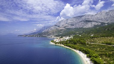 Hırvatistan 'ın Makarska Riviera, Dalmaçya bölgesindeki Brela ve Punta Rata plajlarının hava manzarası