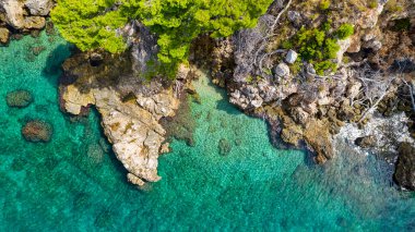 Adriyatik Denizi 'nin çekici sabah deniz manzarası. Ünlü tatil beldesi Tucepi, Hırvatistan, Avrupa 'daki küçük plajın muhteşem yaz manzarası. Akdeniz ülkelerinin güzel dünyası.