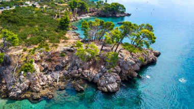 Adriyatik Denizi 'nin çekici sabah deniz manzarası. Ünlü tatil beldesi Tucepi, Hırvatistan, Avrupa 'daki küçük plajın muhteşem yaz manzarası. Akdeniz ülkelerinin güzel dünyası.