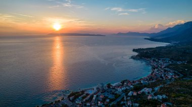 Hırvatistan 'ın Makarska Riviera, Dalmaçya bölgesindeki Brela ve Punta Rata plajlarının hava manzarası