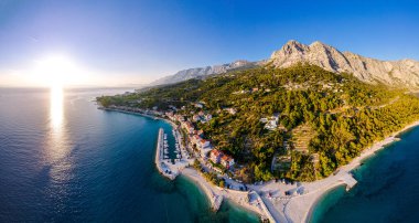 Hırvatistan 'ın Makarska Riviera, Dalmaçya bölgesindeki Brela ve Punta Rata plajlarının hava manzarası