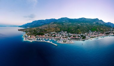 Hırvatistan 'ın Dalmaçya kentinde Podgora plajı ve liman manzarası, Makarska riviera