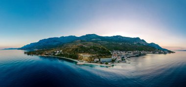 Hırvatistan 'ın Makarska Riviera, Dalmaçya bölgesindeki Brela ve Punta Rata plajlarının hava manzarası