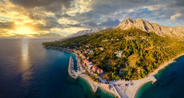 Adriyatik Denizi 'nin çekici sabah deniz manzarası. Ünlü tatil beldesi Tucepi, Hırvatistan, Avrupa 'daki küçük plajın muhteşem yaz manzarası. Akdeniz ülkelerinin güzel dünyası.