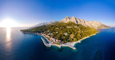 Adriyatik Denizi 'nin çekici sabah deniz manzarası. Ünlü tatil beldesi Tucepi, Hırvatistan, Avrupa 'daki küçük plajın muhteşem yaz manzarası. Akdeniz ülkelerinin güzel dünyası.