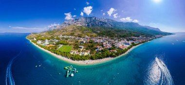 Adriyatik Denizi 'nin çekici sabah deniz manzarası. Ünlü tatil beldesi Tucepi, Hırvatistan, Avrupa 'daki küçük plajın muhteşem yaz manzarası. Akdeniz ülkelerinin güzel dünyası.