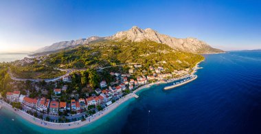 Hırvatistan 'ın Makarska Riviera, Dalmaçya bölgesindeki Brela ve Punta Rata plajlarının hava manzarası