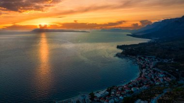 Riviery Makarskiej 'deki kıyı manzarası, Adriyatik Denizi, Hırvatistan