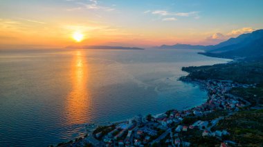 Adriyatik Denizi 'nin romantik sabah deniz manzarası. Ünlü tatil beldesi Brela, Makarska, Tucepi, Podgora Hırvatistan ve Avrupa 'nın renkli yaz manzarası. Akdeniz ülkelerinin güzel dünyası.