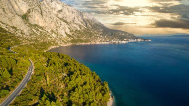 Adriyatik Denizi 'nin çekici sabah deniz manzarası. Ünlü tatil beldesi Tucepi, Hırvatistan, Avrupa 'daki küçük plajın muhteşem yaz manzarası. Akdeniz ülkelerinin güzel dünyası.