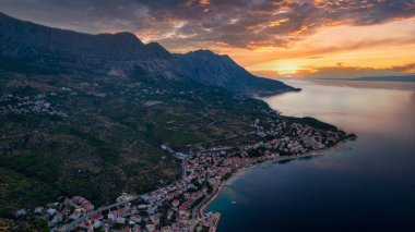 Adriyatik Denizi 'nin romantik sabah deniz manzarası. Ünlü tatil beldesi Brela, Makarska, Tucepi, Podgora Hırvatistan ve Avrupa 'nın renkli yaz manzarası. Akdeniz ülkelerinin güzel dünyası.