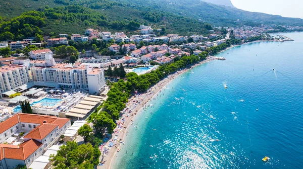 Adriyatik Denizi 'nin çekici sabah deniz manzarası. Ünlü tatil beldesi Tucepi, Hırvatistan, Avrupa 'daki küçük plajın muhteşem yaz manzarası. Akdeniz ülkelerinin güzel dünyası.