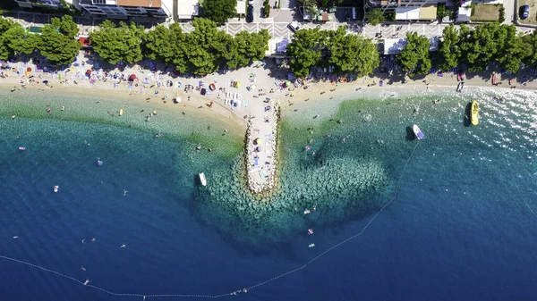 Hırvatistan 'ın Makarska Riviera, Dalmaçya bölgesindeki Brela ve Punta Rata plajlarının hava manzarası