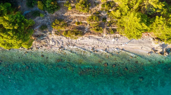 Adriyatik Denizi 'nin çekici sabah deniz manzarası. Ünlü tatil beldesi Tucepi, Hırvatistan, Avrupa 'daki küçük plajın muhteşem yaz manzarası. Akdeniz ülkelerinin güzel dünyası.