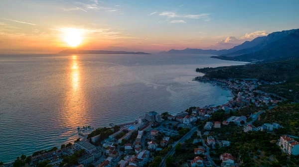 アドリア海のロマンチックな朝の海 有名なリゾートでの小さなビーチのカラフルな夏の景色 Brela Makarska Tucepi Podgora Croatia Europe 地中海諸国の美しい世界 — ストック写真