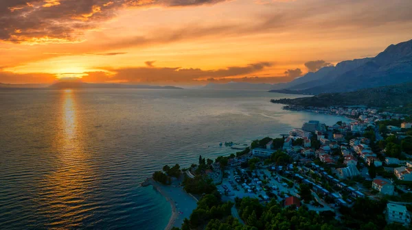 Adriyatik Denizi 'nin romantik sabah deniz manzarası. Ünlü tatil beldesi Brela, Makarska, Tucepi, Podgora Hırvatistan ve Avrupa 'nın renkli yaz manzarası. Akdeniz ülkelerinin güzel dünyası.