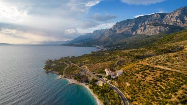 Hırvatistan 'ın Makarska Riviera, Dalmaçya bölgesindeki Brela ve Punta Rata plajlarının hava manzarası