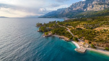 Yazın güneşli bir günde kıyı şeridi kayalık, Hırvatistan 'ın Riviera Makarska kenti
