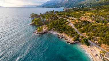 güzel masmavi mavi Akdeniz sahil Hırvatistan yeşil ağaçları ile çevrili