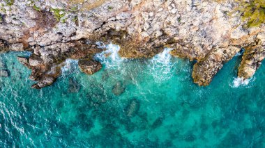 güzel masmavi mavi Akdeniz sahil Hırvatistan yeşil ağaçları ile çevrili