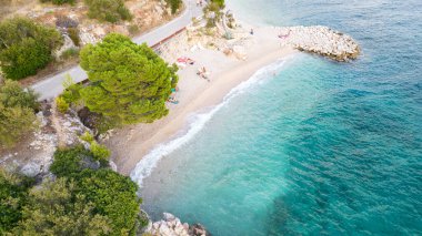 Hırvatistan 'ın güneyinde Adriyatik Denizi ve Avrupa' ya bakan Podgora kentinin hava manzarası