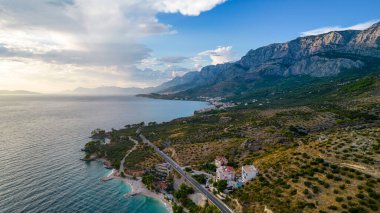 Adriyatik Denizi 'nin çekici sabah deniz manzarası. Ünlü tatil beldesi Tucepi, Hırvatistan, Avrupa 'daki küçük plajın muhteşem yaz manzarası. Akdeniz ülkelerinin güzel dünyası.