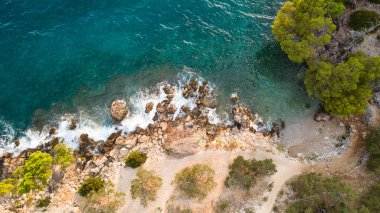 güzel masmavi mavi Akdeniz sahil Hırvatistan yeşil ağaçları ile çevrili