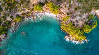 Hırvatistan 'ın güneyinde Adriyatik Denizi ve Avrupa' ya bakan Podgora kentinin hava manzarası