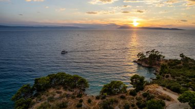 Adriyatik Denizi 'nin çekici sabah deniz manzarası. Ünlü tatil beldesi Tucepi, Hırvatistan, Avrupa 'daki küçük plajın muhteşem yaz manzarası. Akdeniz ülkelerinin güzel dünyası.