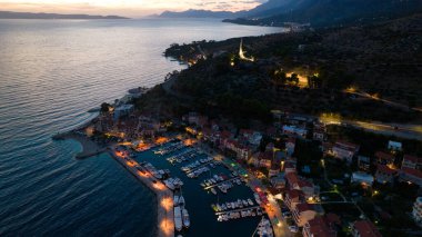 Hırvatistan 'ın güneyinde Adriyatik Denizi ve Avrupa' ya bakan Podgora kentinin hava manzarası
