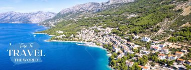 Yaz mevsiminde seyahat eden Hırvatlar - Akdeniz 'in ortasında güneşli bir yaz gününde deniz ve dağların panoramik manzarası 