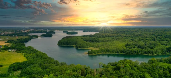 Yaz gününde güzel bir gölün havadan çekilmiş görüntüsü.