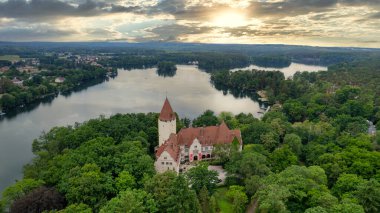 Sabah nehir ve yeşil ormanın üzerindeki eski kasabanın hava manzarası. Lubniewice, Polonya 'nın yaz arkaplanı.