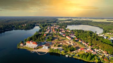 Sabah nehir ve yeşil ormanın üzerindeki eski kasabanın hava manzarası. Lubniewice, Polonya 'nın yaz arkaplanı.