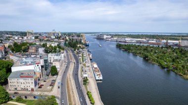 Szczecin - hava şehri manzarası. Chrobry kuyusu, tiyatro ve şehrin panoraması. Szczecin kentinin anıtları ve turistik yerleri: Hakena Terrace, Chrobrego Bulvarı.