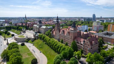 Szczecin - hava şehri manzarası. Chrobry kuyusu, tiyatro ve şehrin panoraması. Szczecin kentinin anıtları ve turistik yerleri: Hakena Terrace, Chrobrego Bulvarı.