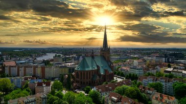 Szczecin - hava şehri manzarası. Chrobry kuyusu, tiyatro ve şehrin panoraması. Szczecin kentinin anıtları ve turistik yerleri: Hakena Terrace, Chrobrego Bulvarı.