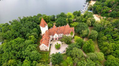 Sabah nehir ve yeşil ormanın üzerindeki eski kasabanın hava manzarası. Lubniewice, Polonya 'nın yaz arkaplanı.