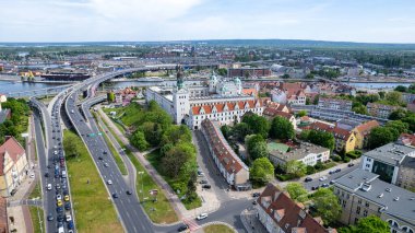 Szczecin - hava şehri manzarası. Chrobry kuyusu, tiyatro ve şehrin panoraması. Szczecin kentinin anıtları ve turistik yerleri: Hakena Terrace, Chrobrego Bulvarı.