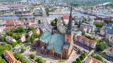 Szczecin - hava şehri manzarası. Chrobry kuyusu, tiyatro ve şehrin panoraması. Szczecin kentinin anıtları ve turistik yerleri: Hakena Terrace, Chrobrego Bulvarı.