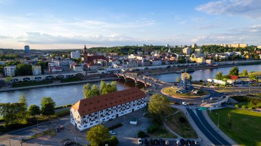 Gorzw Wielkopolski şehrinin, Warta nehrindeki havadan görünüşü Polonya 'da seyahat ediyor.