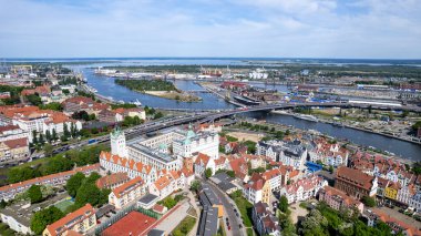 Szczecin - hava şehri manzarası. Chrobry kuyusu, tiyatro ve şehrin panoraması. Szczecin kentinin anıtları ve turistik yerleri: Hakena Terrace, Chrobrego Bulvarı.