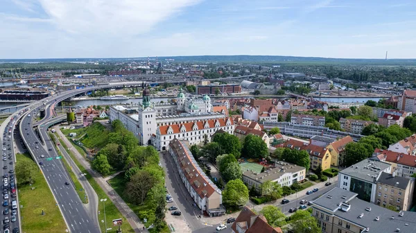Szczecin - hava şehri manzarası. Chrobry kuyusu, tiyatro ve şehrin panoraması. Szczecin kentinin anıtları ve turistik yerleri: Hakena Terrace, Chrobrego Bulvarı.